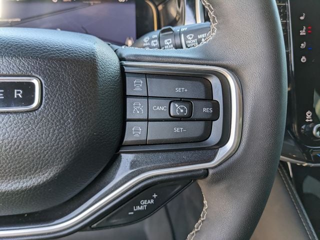 2023 Jeep Wagoneer Base